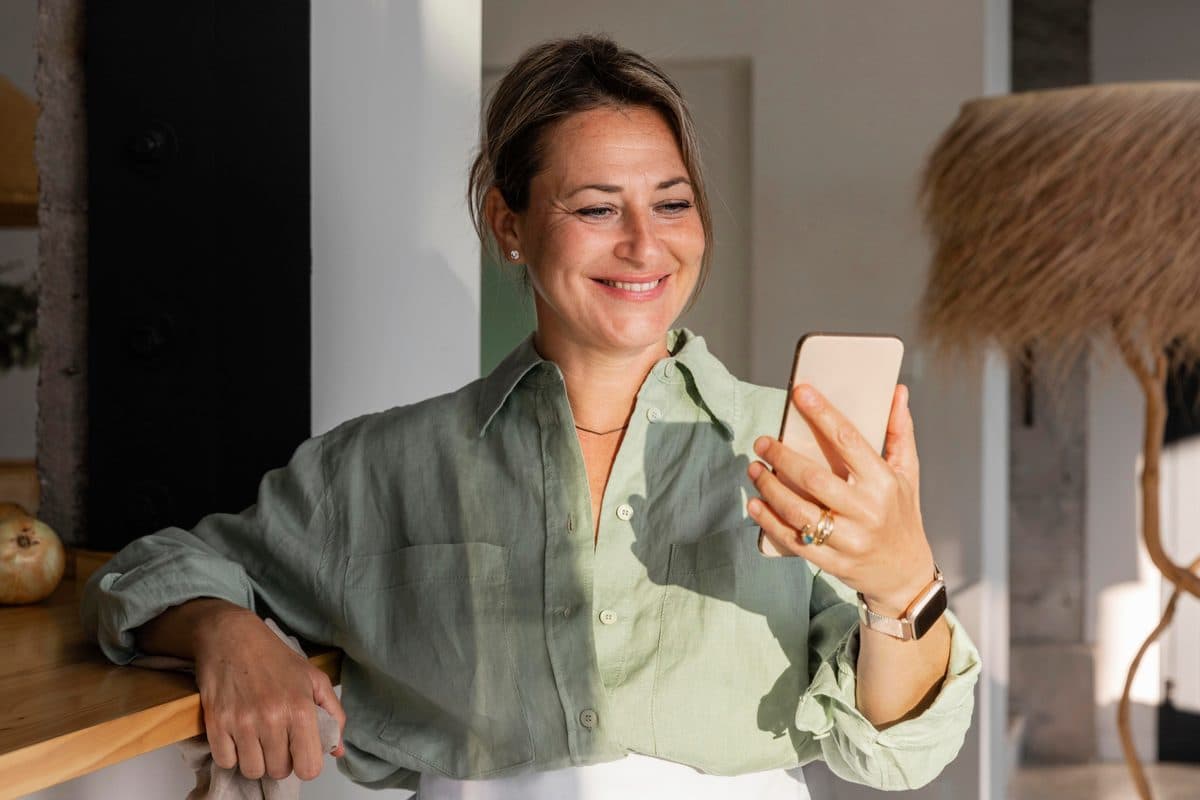 Une femme échange en visio avec un pair depuis son téléphone