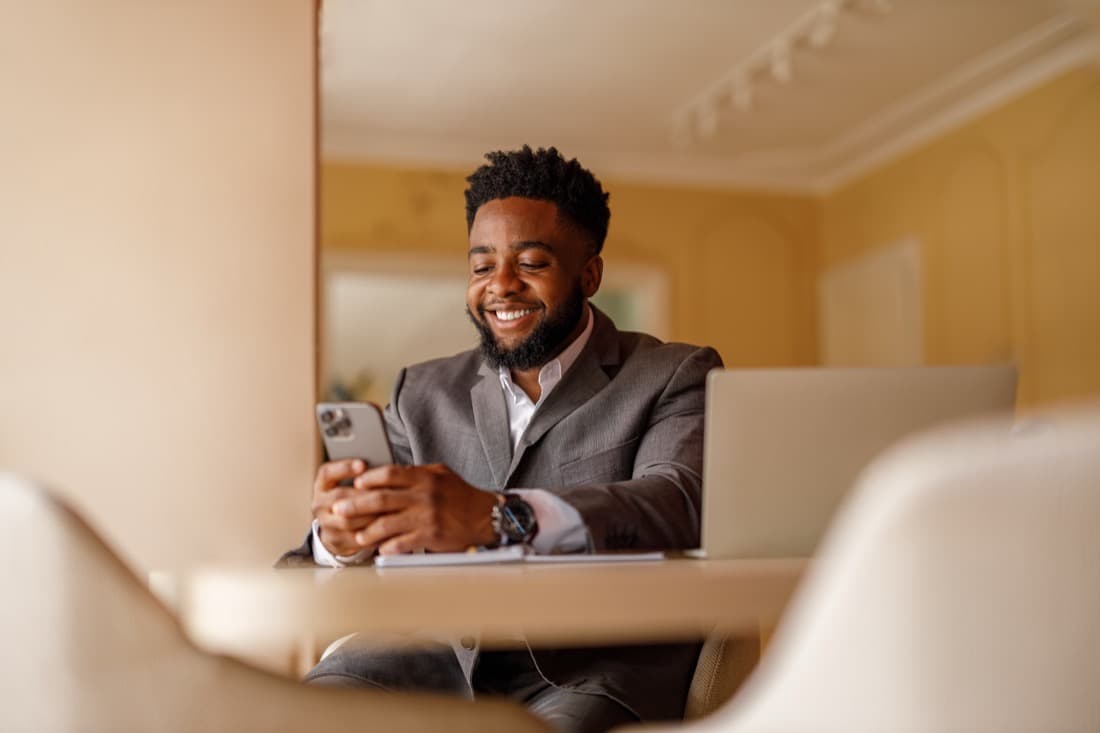 Un homme échange avec un professionnel depuis son téléphone
