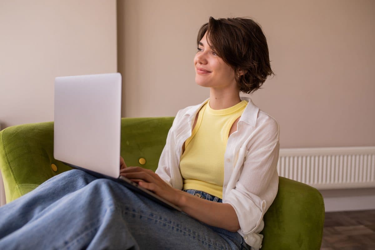 Une femme consulte des contenus pratiques sur son ordinateur portable
